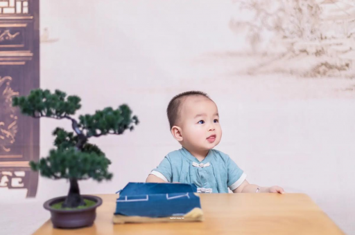 青州怀孕肚子中间凹两边凸